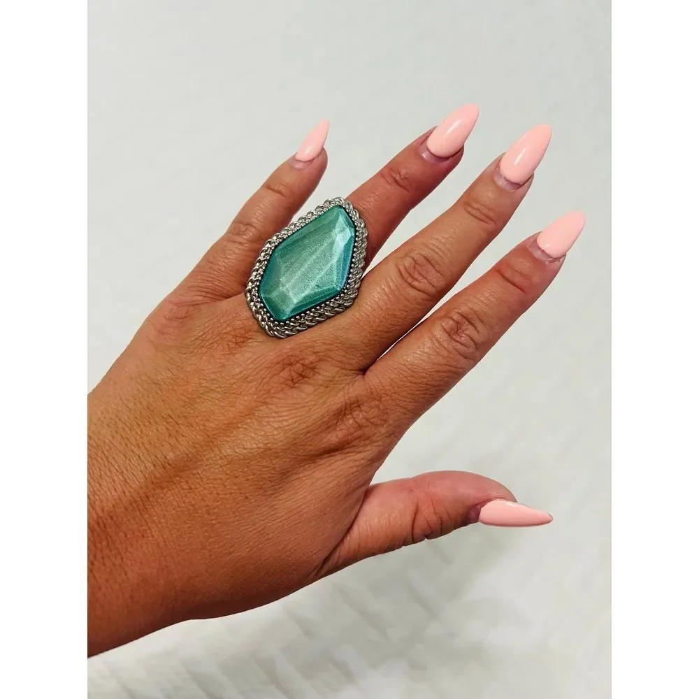 GORGEOUS RING - SIZE 7/8
